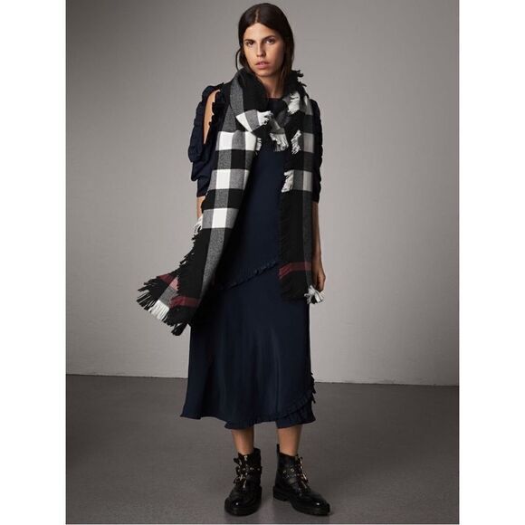 Burberry Mega Check Wool Scarf Unisex Black - Picture 1 of 5